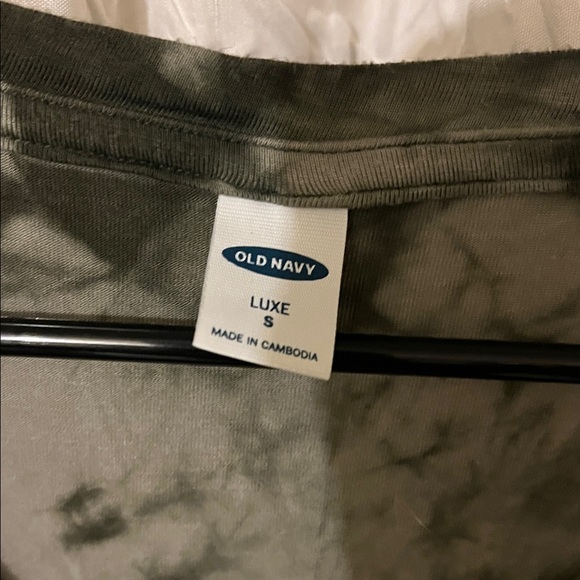 Old Navy Green Tie-Dye V-Neck Tee - Picture 2 of 3